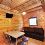 Pokój, salon w domku drewnianym w Sarbinowie