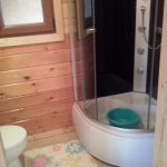 Łazienka w domkach drewnianych w Sarbinowie