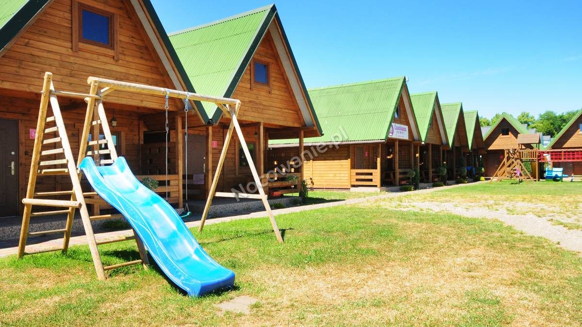 Place zabaw dla dzieci w domkach drewnianych w Sarbinowie