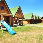 Place zabaw dla dzieci w domkach drewnianych w Sarbinowie